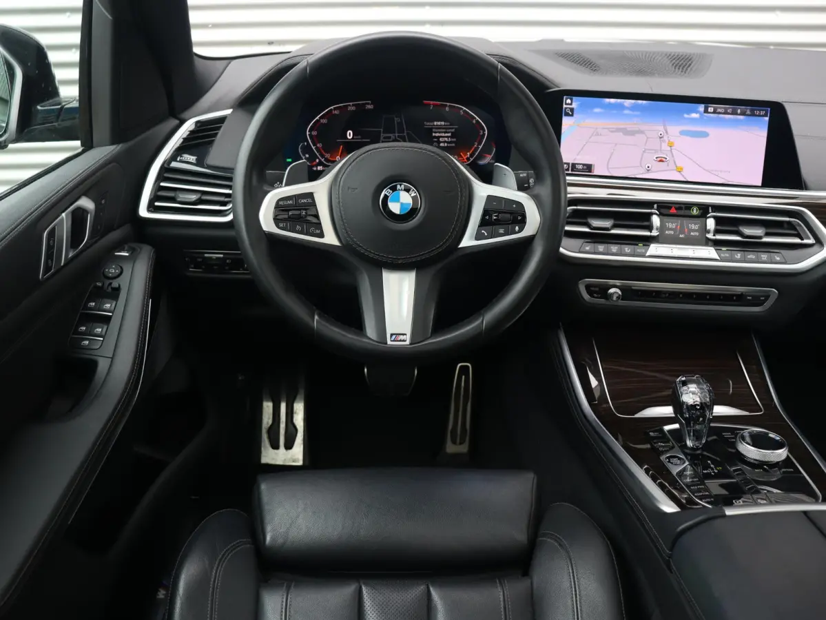 xDrive40i | High Executive | M Sportpakket | Panodak Skylounge | Trekhaak | Hi-Fi | Driving Assistant | Head-Up | Adaptief M Onderstel | 22'' LMV |