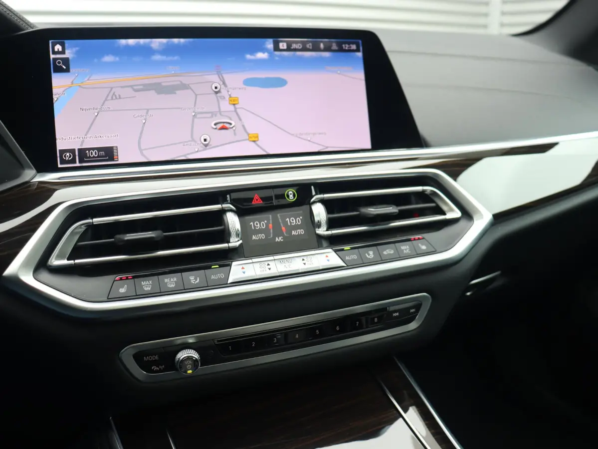 xDrive40i | High Executive | M Sportpakket | Panodak Skylounge | Trekhaak | Hi-Fi | Driving Assistant | Head-Up | Adaptief M Onderstel | 22'' LMV |
