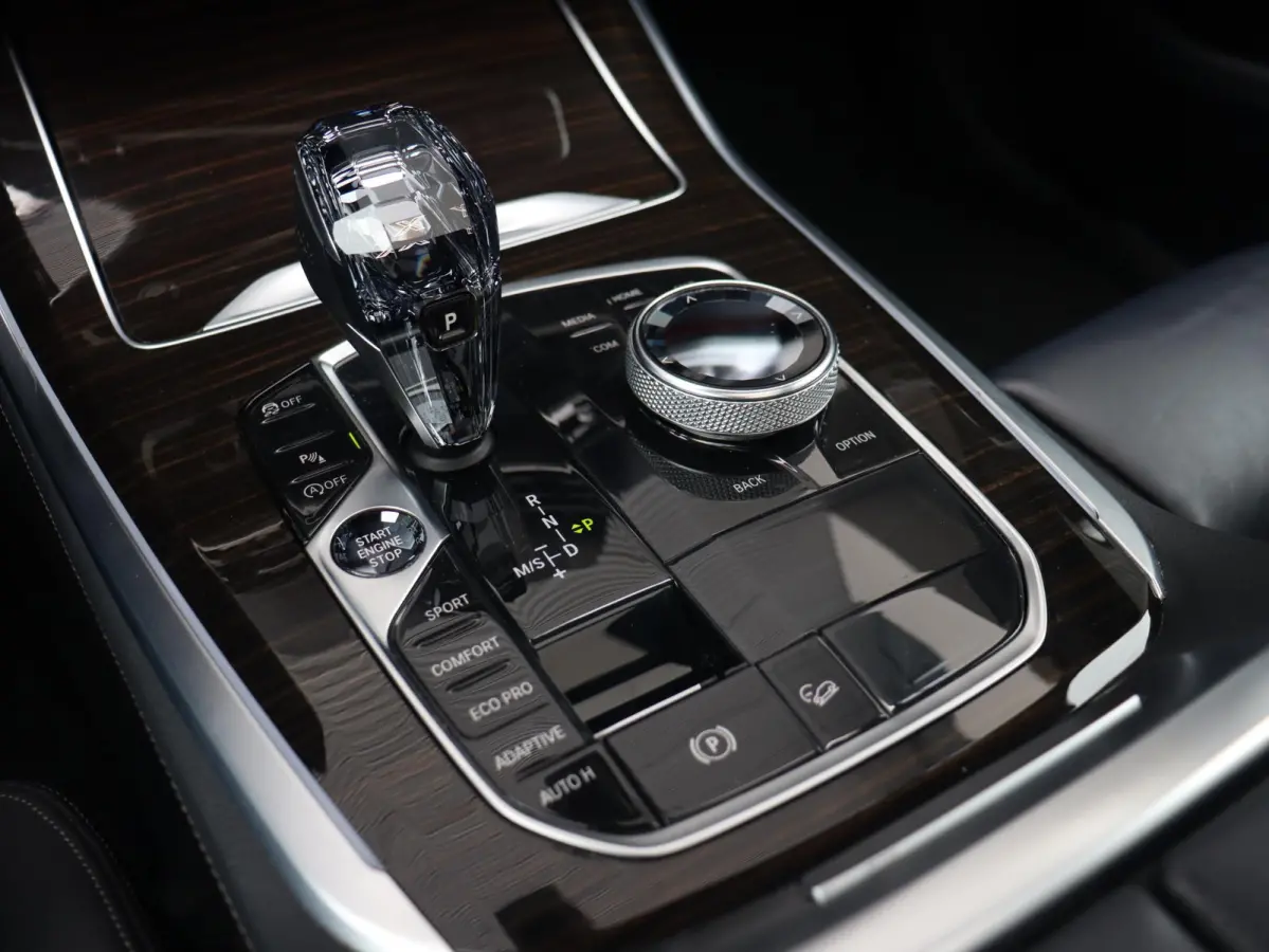 xDrive40i | High Executive | M Sportpakket | Panodak Skylounge | Trekhaak | Hi-Fi | Driving Assistant | Head-Up | Adaptief M Onderstel | 22'' LMV |