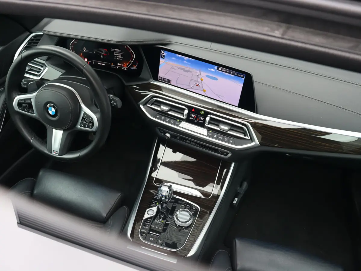 xDrive40i | High Executive | M Sportpakket | Panodak Skylounge | Trekhaak | Hi-Fi | Driving Assistant | Head-Up | Adaptief M Onderstel | 22'' LMV |