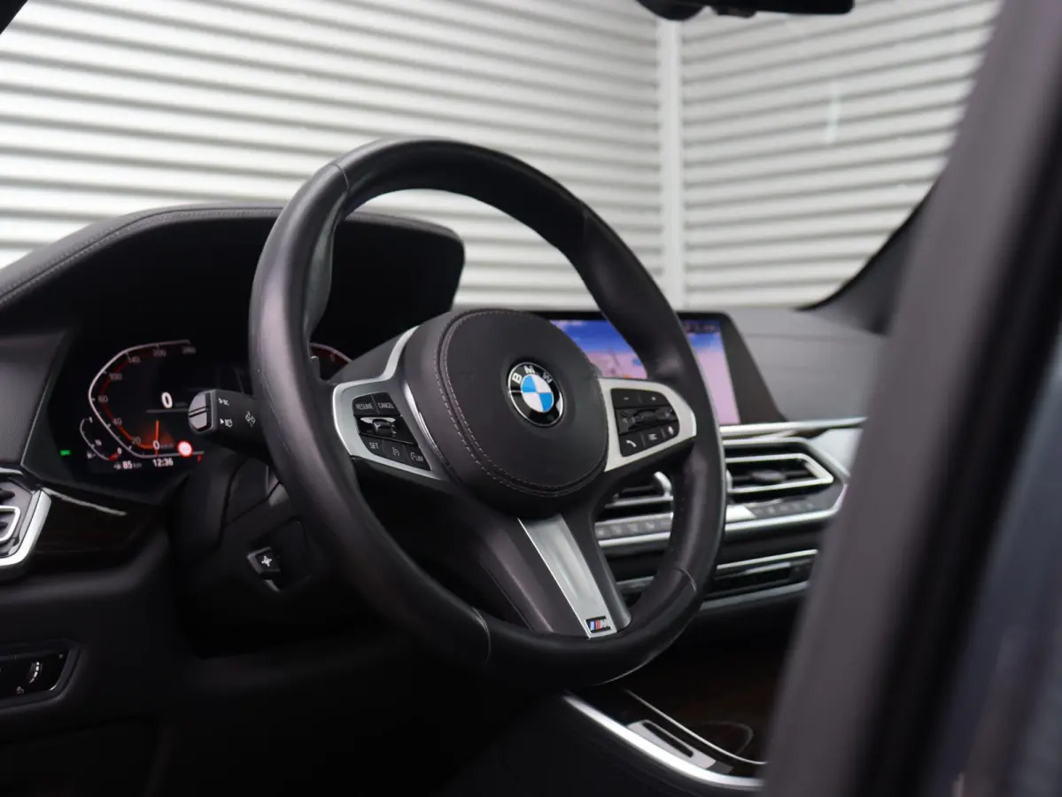 xDrive40i | High Executive | M Sportpakket | Panodak Skylounge | Trekhaak | Hi-Fi | Driving Assistant | Head-Up | Adaptief M Onderstel | 22'' LMV |