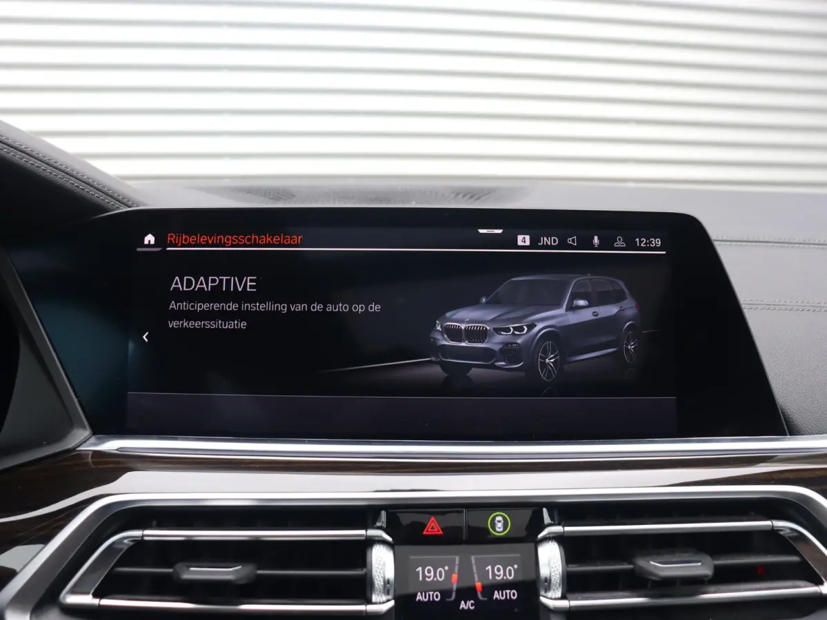 xDrive40i | High Executive | M Sportpakket | Panodak Skylounge | Trekhaak | Hi-Fi | Driving Assistant | Head-Up | Adaptief M Onderstel | 22'' LMV |