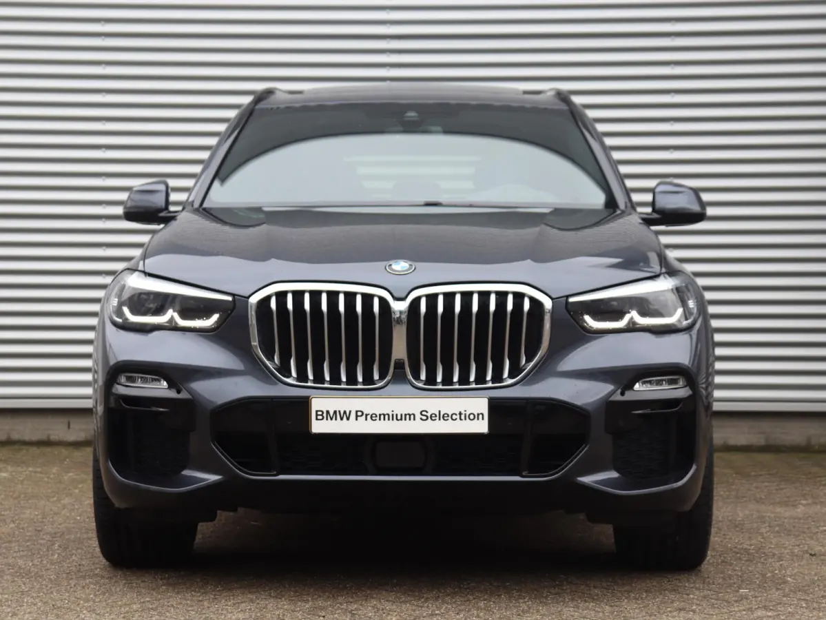 xDrive40i | High Executive | M Sportpakket | Panodak Skylounge | Trekhaak | Hi-Fi | Driving Assistant | Head-Up | Adaptief M Onderstel | 22'' LMV |