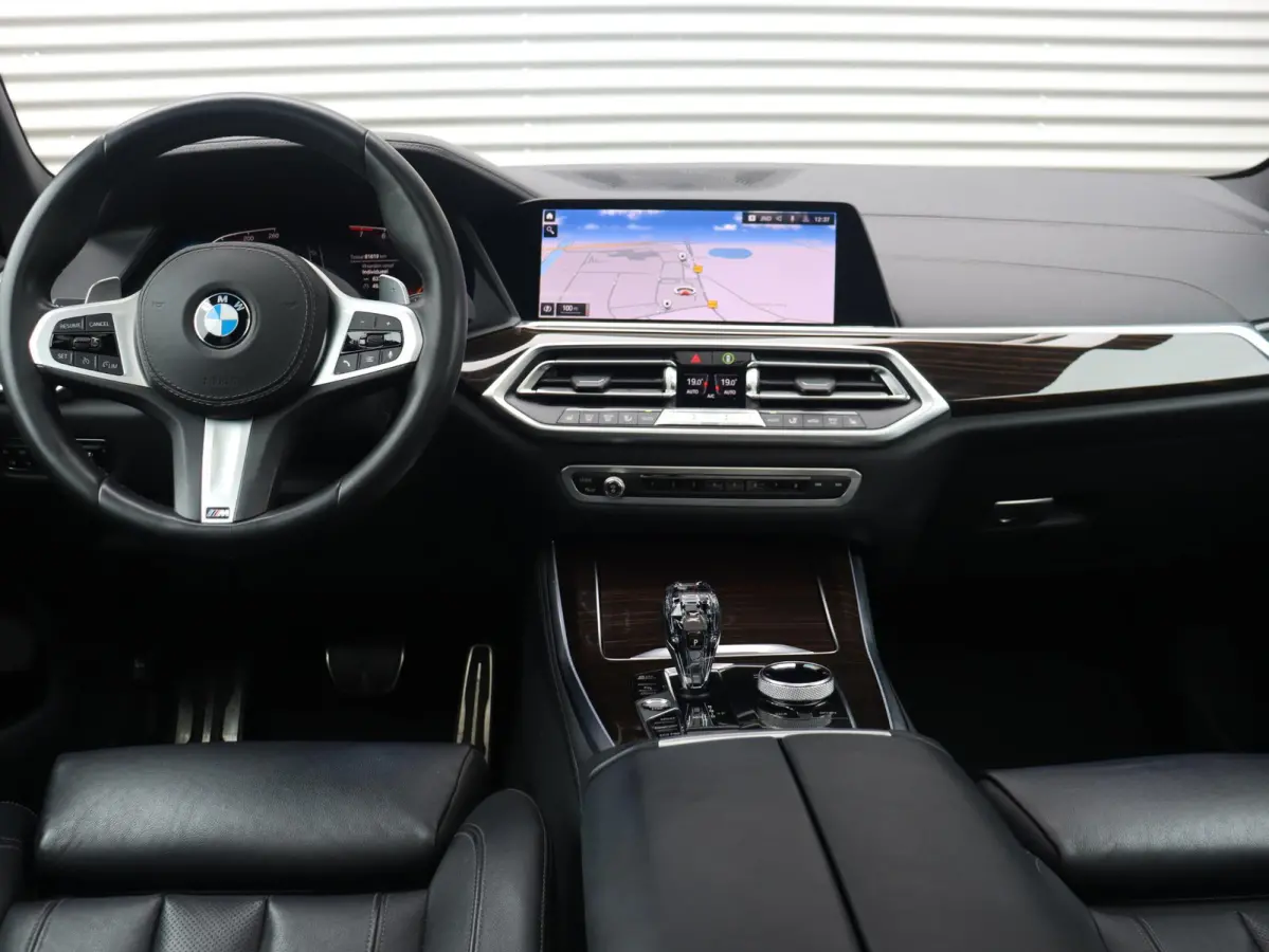 xDrive40i | High Executive | M Sportpakket | Panodak Skylounge | Trekhaak | Hi-Fi | Driving Assistant | Head-Up | Adaptief M Onderstel | 22'' LMV |