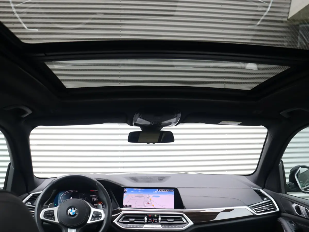 xDrive40i | High Executive | M Sportpakket | Panodak Skylounge | Trekhaak | Hi-Fi | Driving Assistant | Head-Up | Adaptief M Onderstel | 22'' LMV |