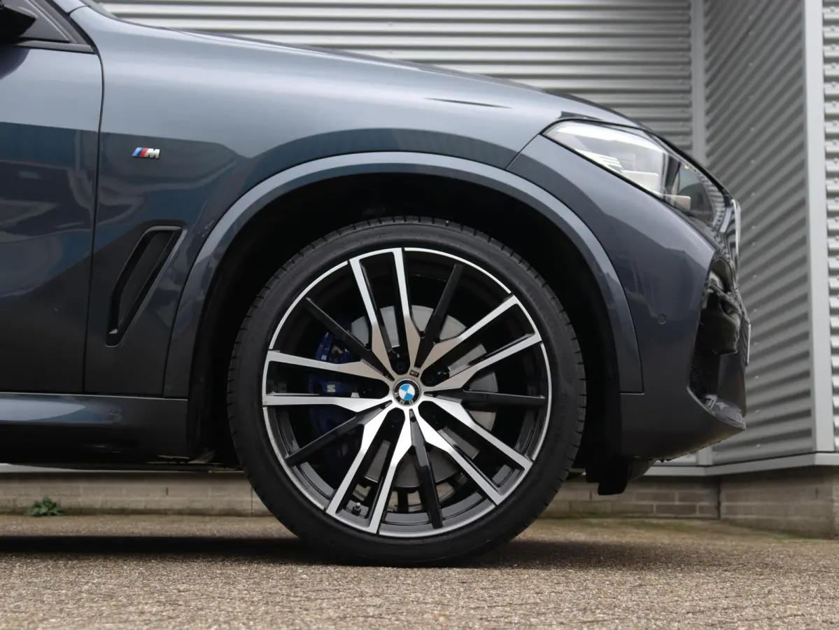 xDrive40i | High Executive | M Sportpakket | Panodak Skylounge | Trekhaak | Hi-Fi | Driving Assistant | Head-Up | Adaptief M Onderstel | 22'' LMV |