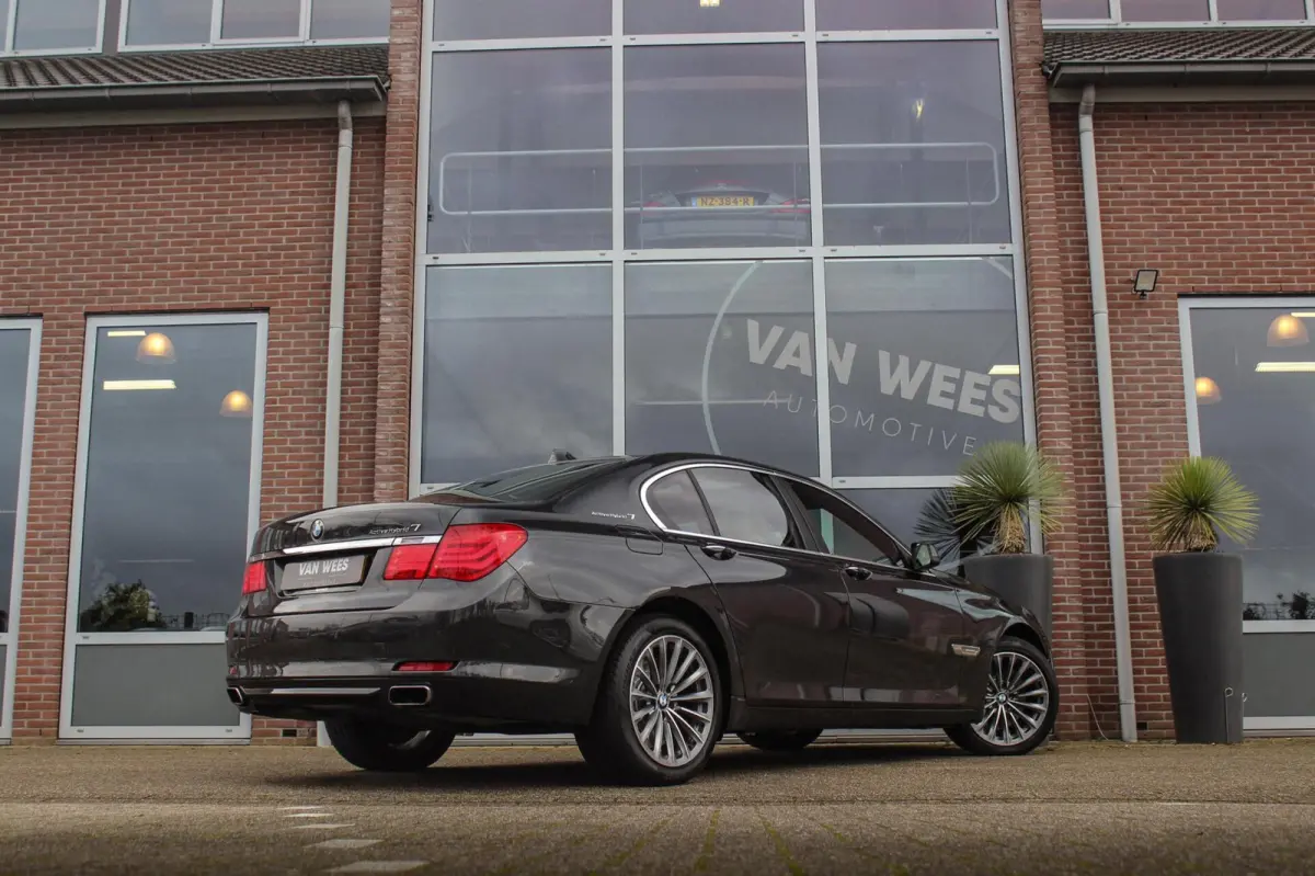 750i ActiveHybrid | NL auto | 2e eigenaar | Soft close | 360 camera | Keyless entry | Head-up | Comfortstoelen | Dakraam | Sportstuur | HiFi audio | Adaptive Xenon