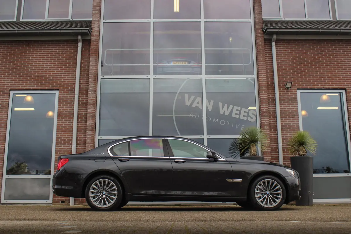 750i ActiveHybrid | NL auto | 2e eigenaar | Soft close | 360 camera | Keyless entry | Head-up | Comfortstoelen | Dakraam | Sportstuur | HiFi audio | Adaptive Xenon