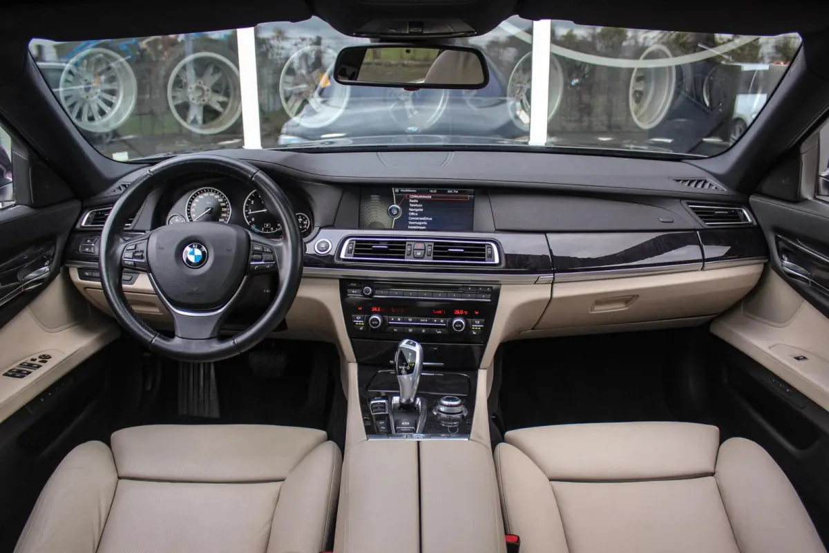 750i ActiveHybrid | NL auto | 2e eigenaar | Soft close | 360 camera | Keyless entry | Head-up | Comfortstoelen | Dakraam | Sportstuur | HiFi audio | Adaptive Xenon
