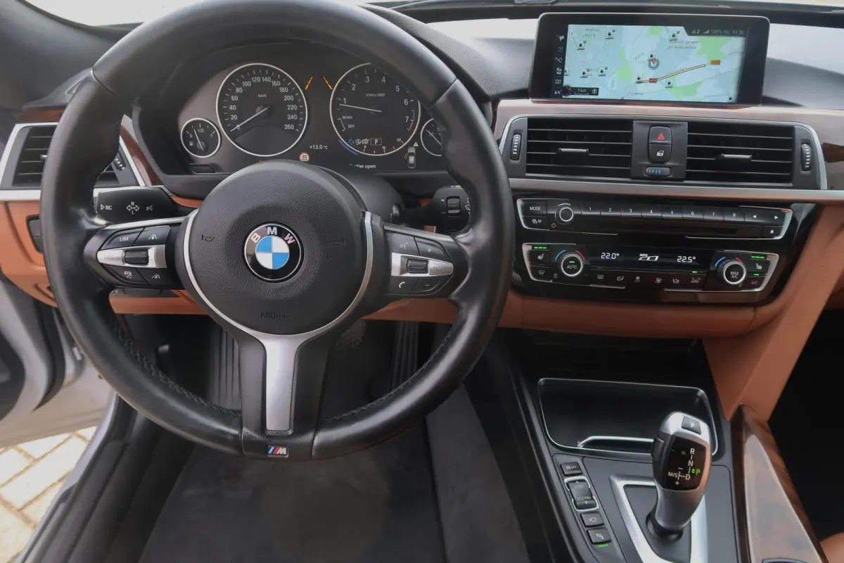 320i Aut PANORAMADAK|TREKHAAK|HEAD-UP|360CAMERA|KEYLESS|ADAPTIVE CRUISECONTROL|DEALER ONDERHOUDEN