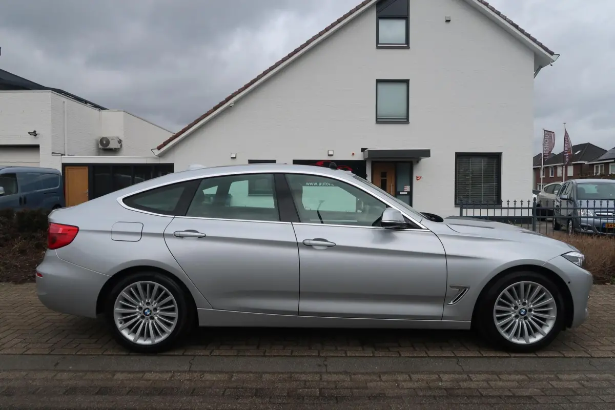 320i Aut PANORAMADAK|TREKHAAK|HEAD-UP|360CAMERA|KEYLESS|ADAPTIVE CRUISECONTROL|DEALER ONDERHOUDEN