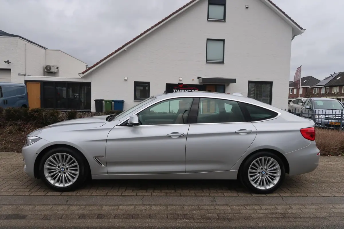 320i Aut PANORAMADAK|TREKHAAK|HEAD-UP|360CAMERA|KEYLESS|ADAPTIVE CRUISECONTROL|DEALER ONDERHOUDEN