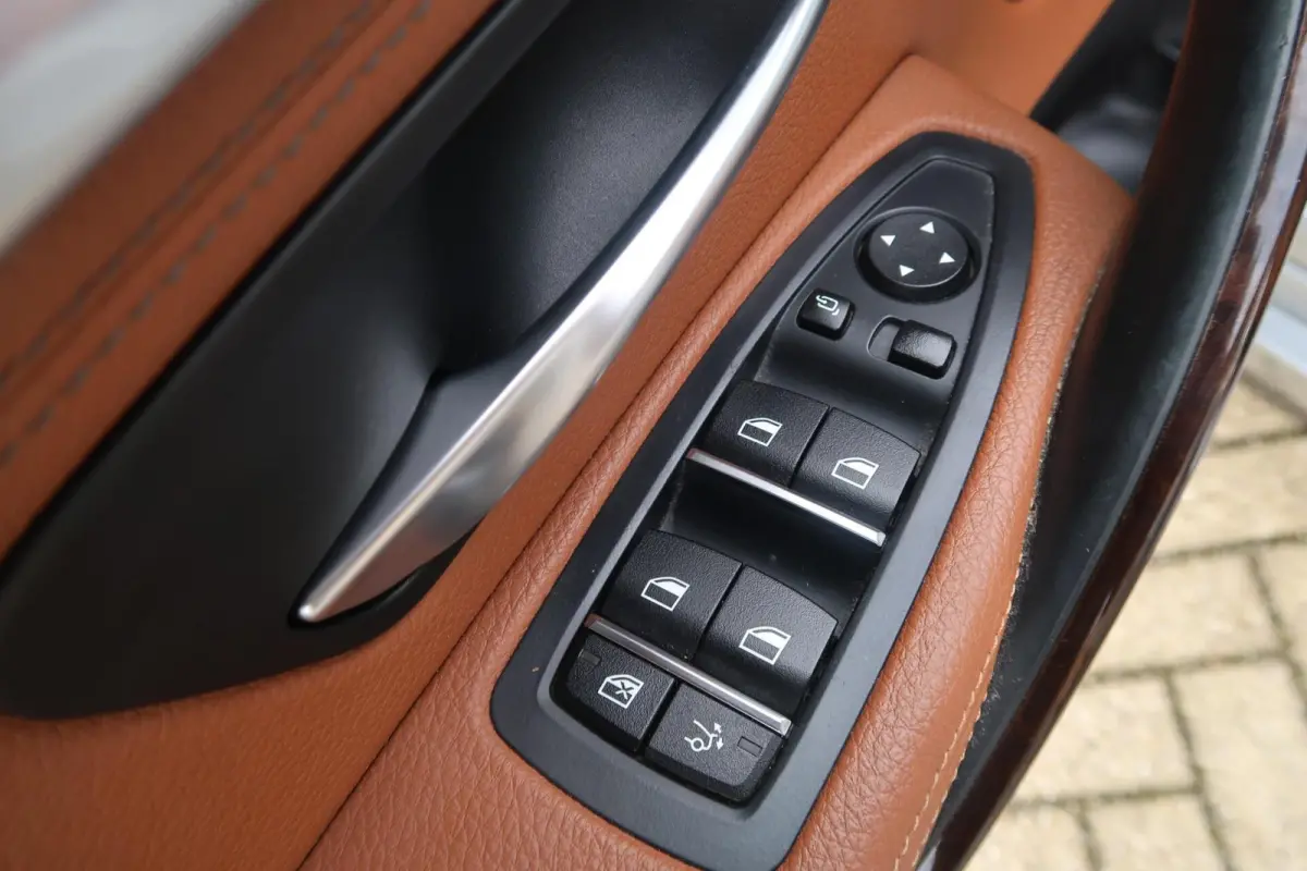 320i Aut PANORAMADAK|TREKHAAK|HEAD-UP|360CAMERA|KEYLESS|ADAPTIVE CRUISECONTROL|DEALER ONDERHOUDEN
