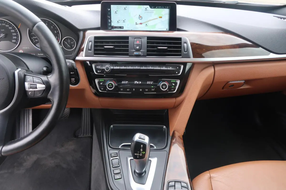 320i Aut PANORAMADAK|TREKHAAK|HEAD-UP|360CAMERA|KEYLESS|ADAPTIVE CRUISECONTROL|DEALER ONDERHOUDEN