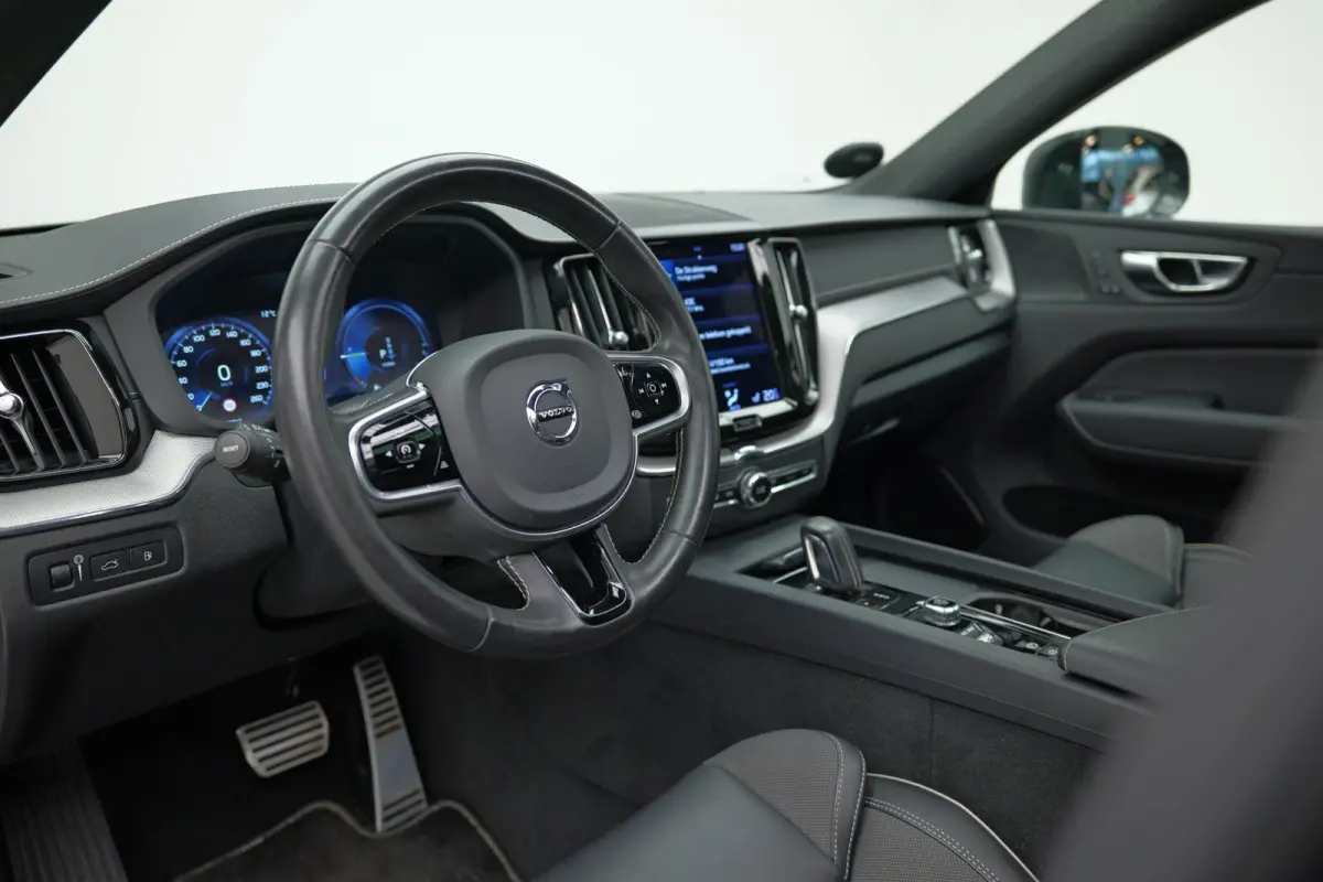 2.0 Recharge T8 AWD R-Design |Bomvoll|Pano|360 Camera|Luchtvering|Trekhaak|H&K|HUD|