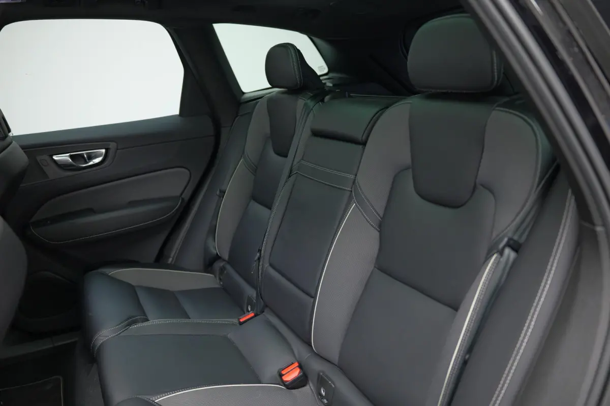 2.0 Recharge T8 AWD R-Design |Bomvoll|Pano|360 Camera|Luchtvering|Trekhaak|H&K|HUD|