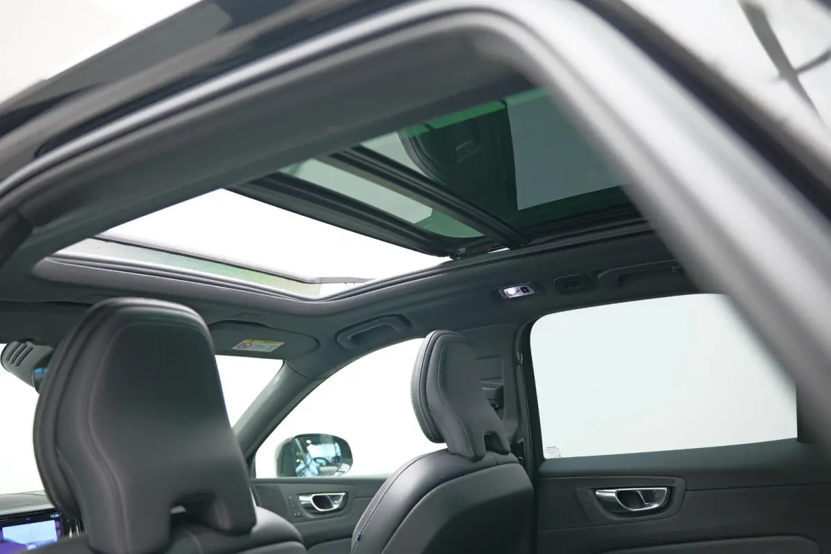 2.0 Recharge T8 AWD R-Design |Bomvoll|Pano|360 Camera|Luchtvering|Trekhaak|H&K|HUD|