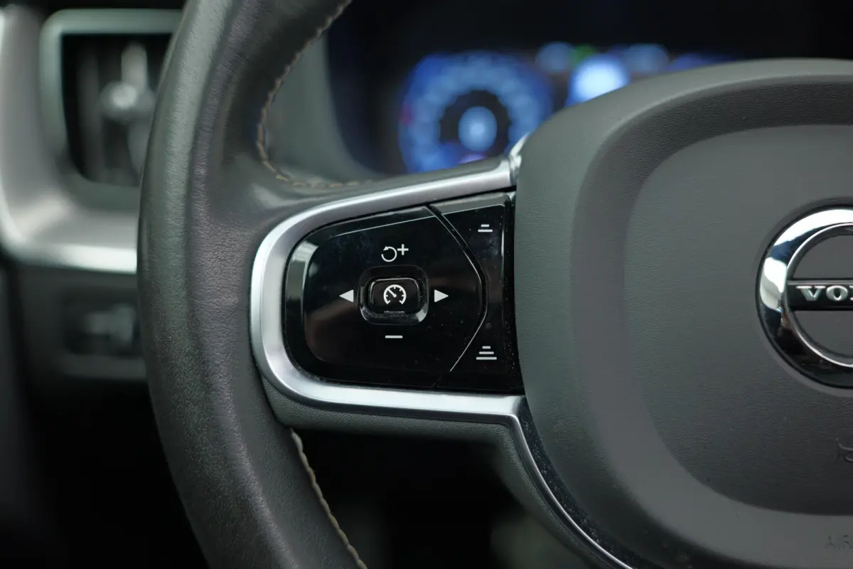 2.0 Recharge T8 AWD R-Design |Bomvoll|Pano|360 Camera|Luchtvering|Trekhaak|H&K|HUD|