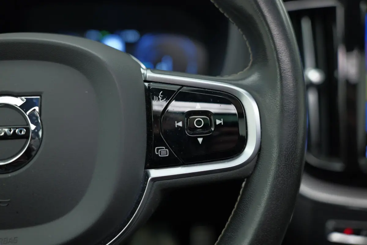 2.0 Recharge T8 AWD R-Design |Bomvoll|Pano|360 Camera|Luchtvering|Trekhaak|H&K|HUD|