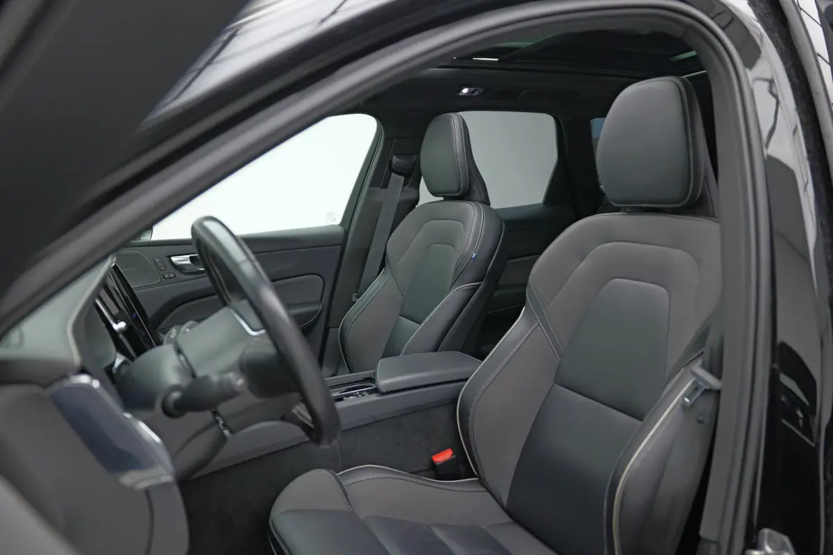 2.0 Recharge T8 AWD R-Design |Bomvoll|Pano|360 Camera|Luchtvering|Trekhaak|H&K|HUD|