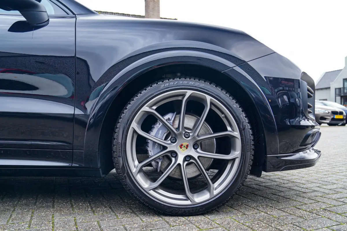 3.0 E-Hybrid | Alcantara | Bose | Carbon | HuD | 360 Camera
