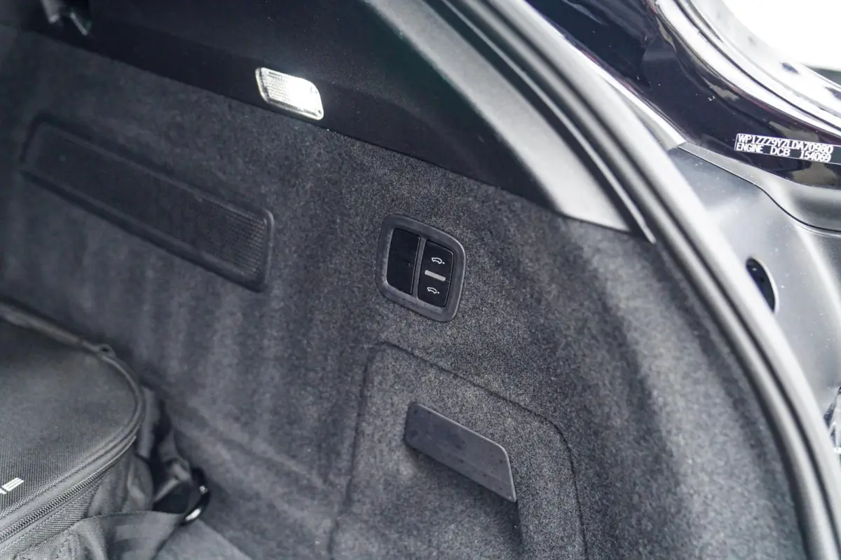 3.0 E-Hybrid | Alcantara | Bose | Carbon | HuD | 360 Camera