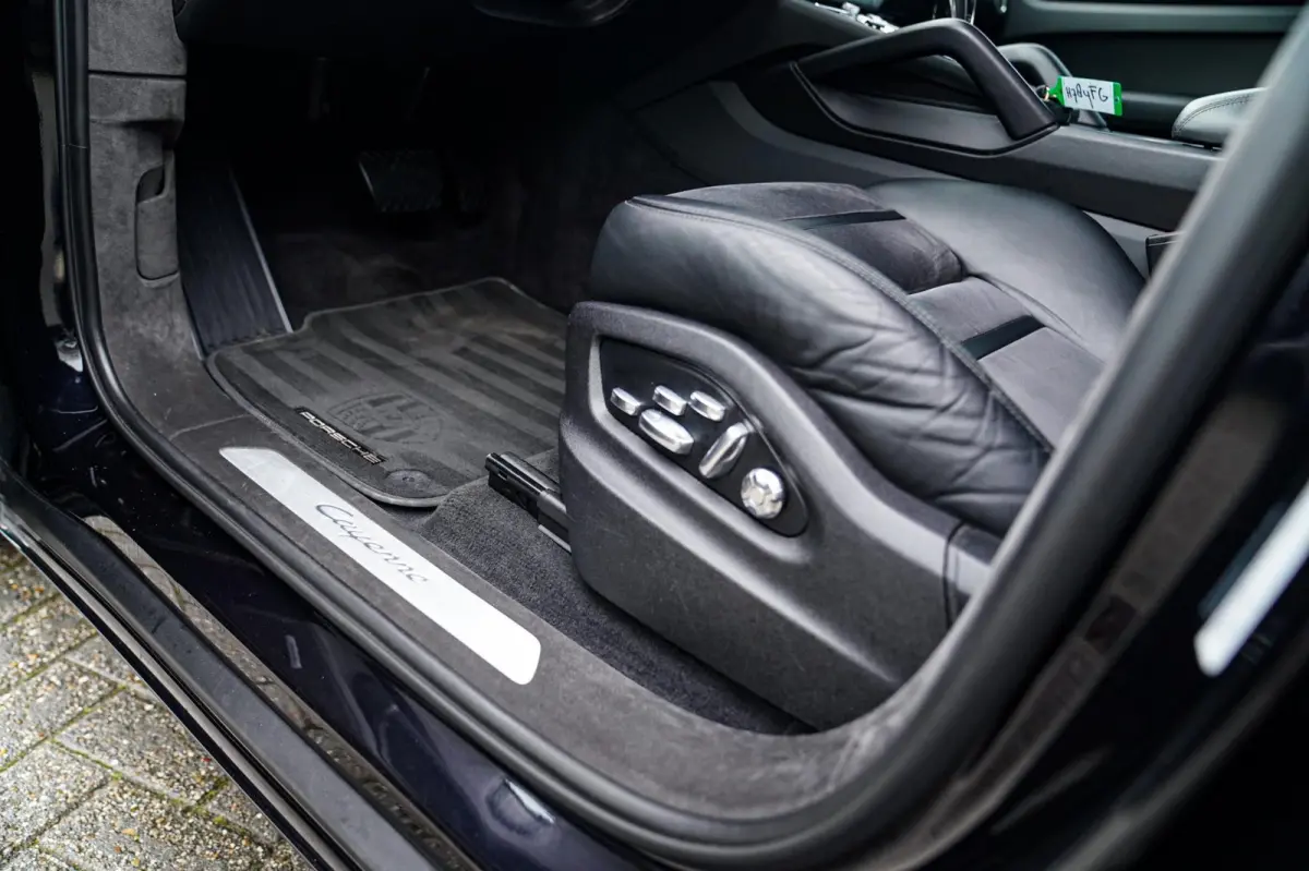 3.0 E-Hybrid | Alcantara | Bose | Carbon | HuD | 360 Camera