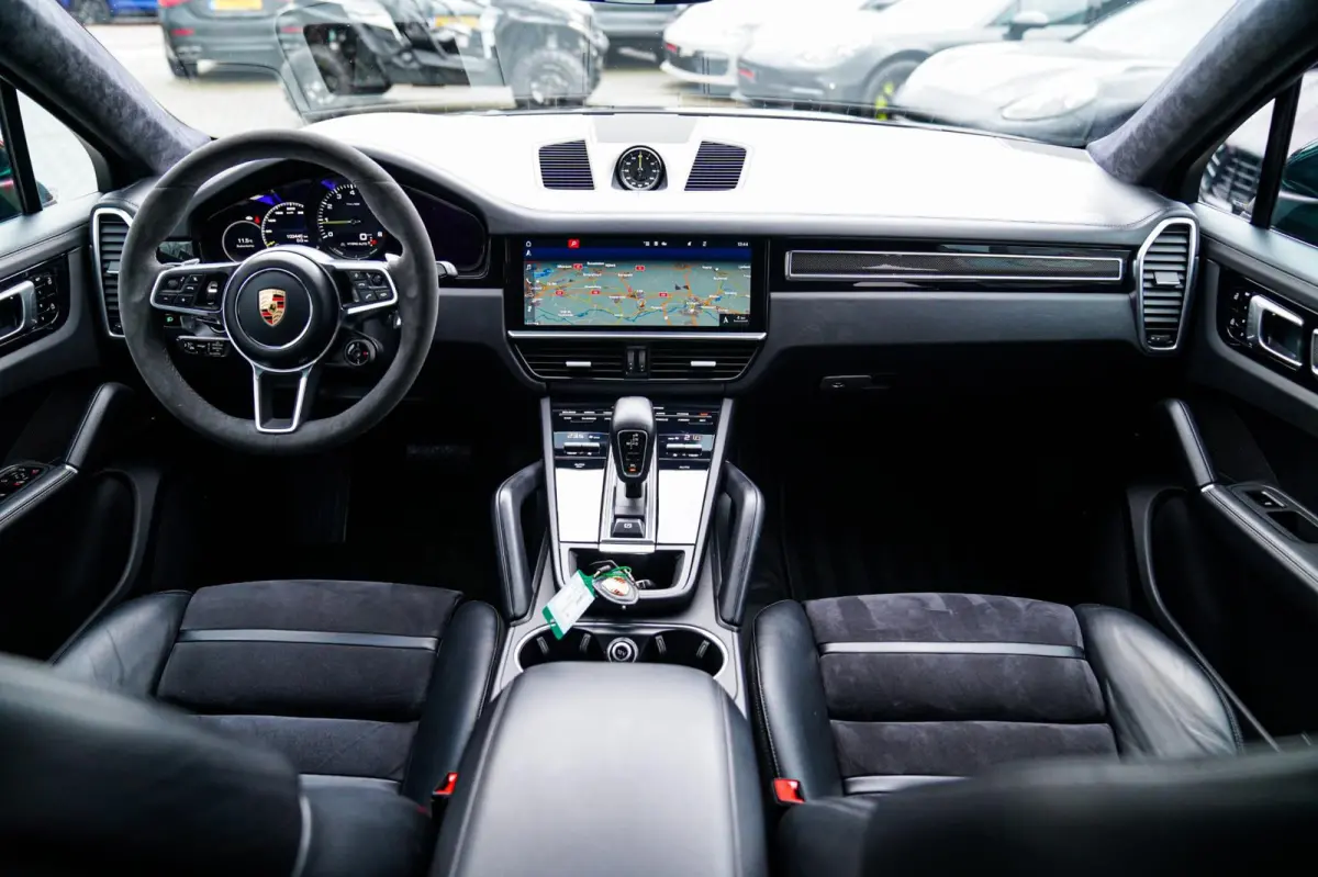 3.0 E-Hybrid | Alcantara | Bose | Carbon | HuD | 360 Camera