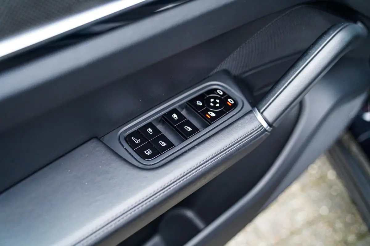 3.0 E-Hybrid | Alcantara | Bose | Carbon | HuD | 360 Camera