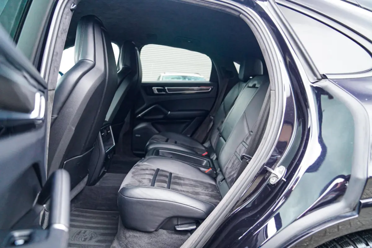 3.0 E-Hybrid | Alcantara | Bose | Carbon | HuD | 360 Camera