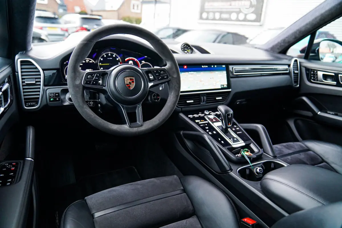 3.0 E-Hybrid | Alcantara | Bose | Carbon | HuD | 360 Camera