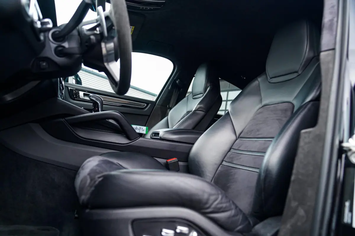 3.0 E-Hybrid | Alcantara | Bose | Carbon | HuD | 360 Camera