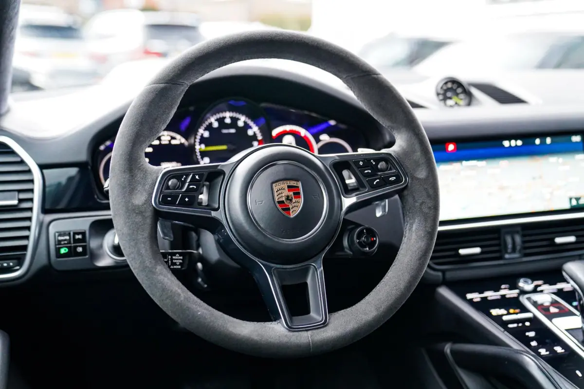 3.0 E-Hybrid | Alcantara | Bose | Carbon | HuD | 360 Camera