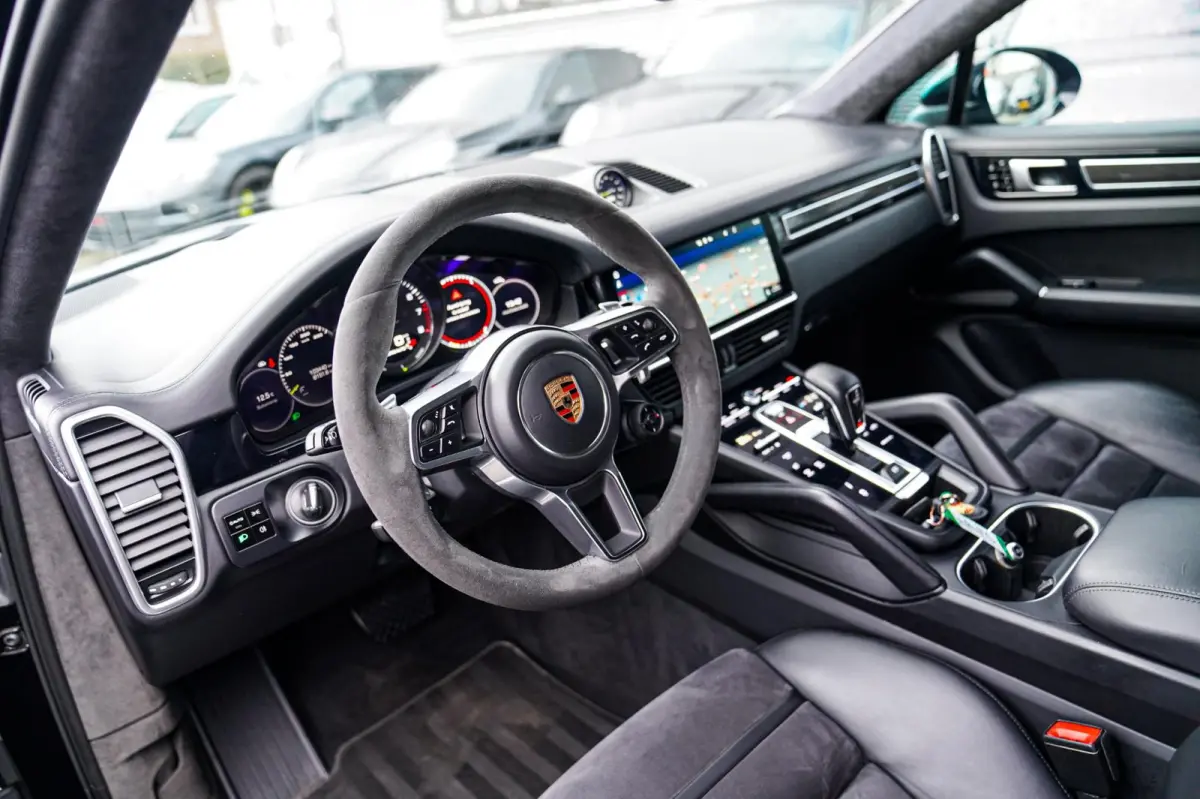 3.0 E-Hybrid | Alcantara | Bose | Carbon | HuD | 360 Camera