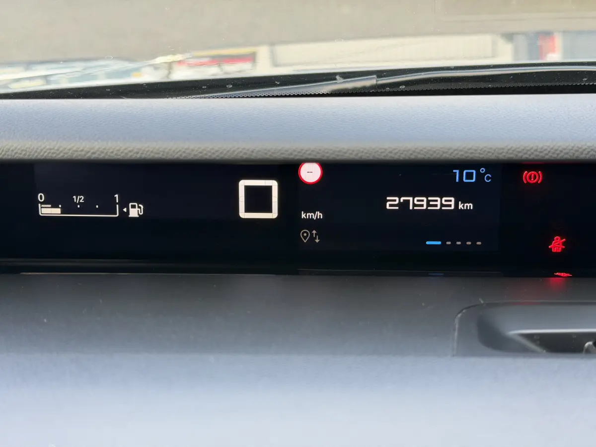 100pk Max (Camera - Navigatie - Automatische Airco - LED - 17"- Apple Carplay - Draadloos laden - Two Tone)