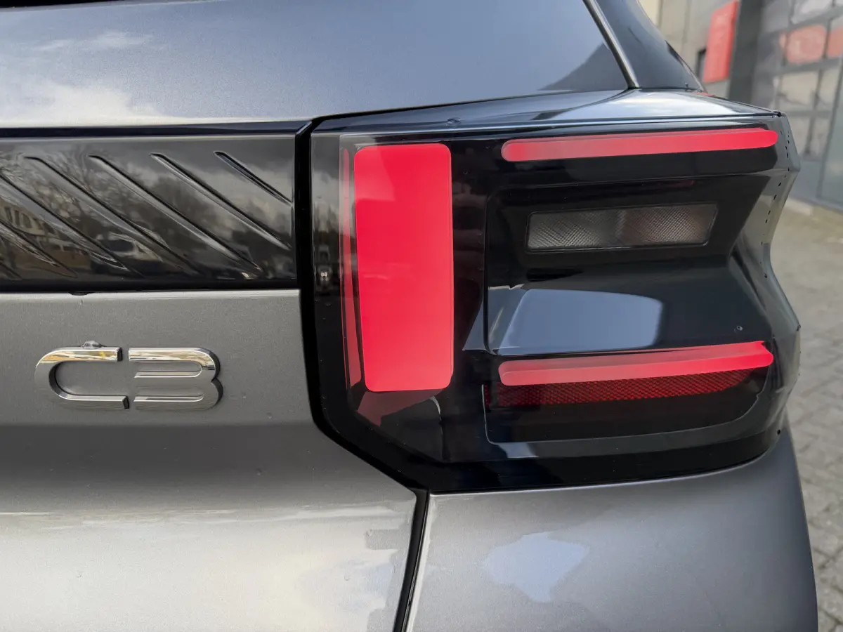 100pk Max (Camera - Navigatie - Automatische Airco - LED - 17"- Apple Carplay - Draadloos laden - Two Tone)