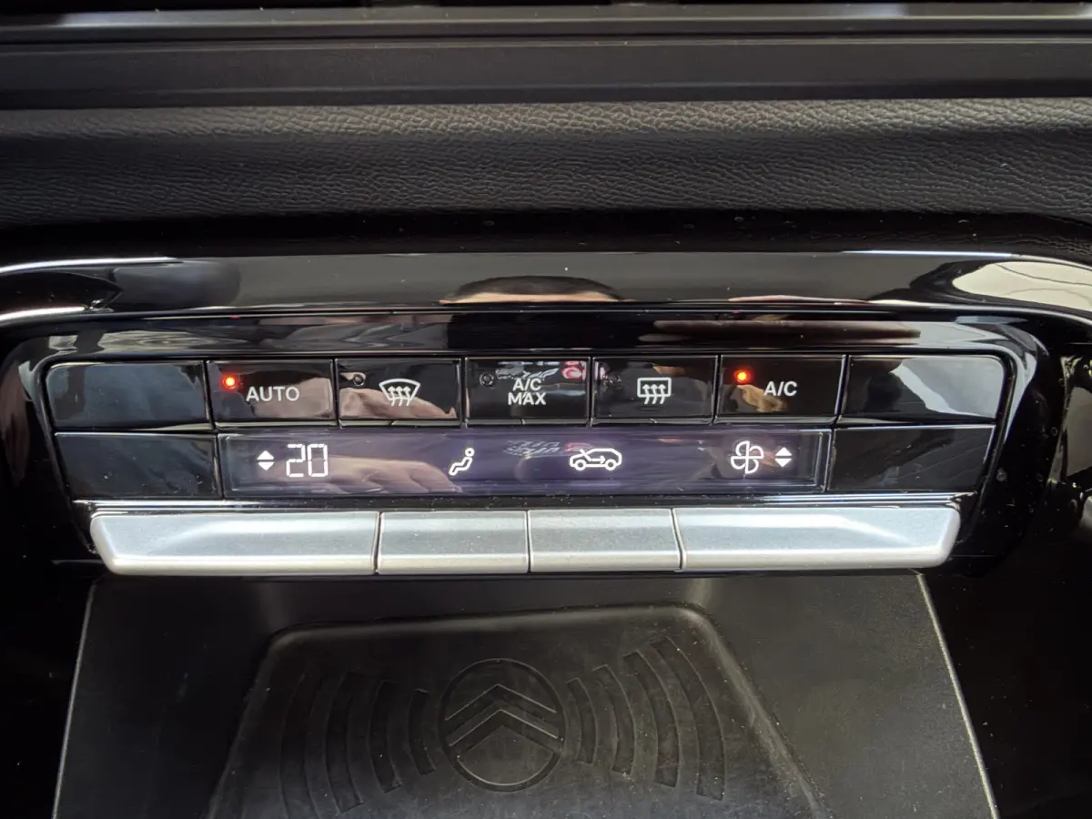 100pk Max (Camera - Navigatie - Automatische Airco - LED - 17"- Apple Carplay - Draadloos laden - Two Tone)