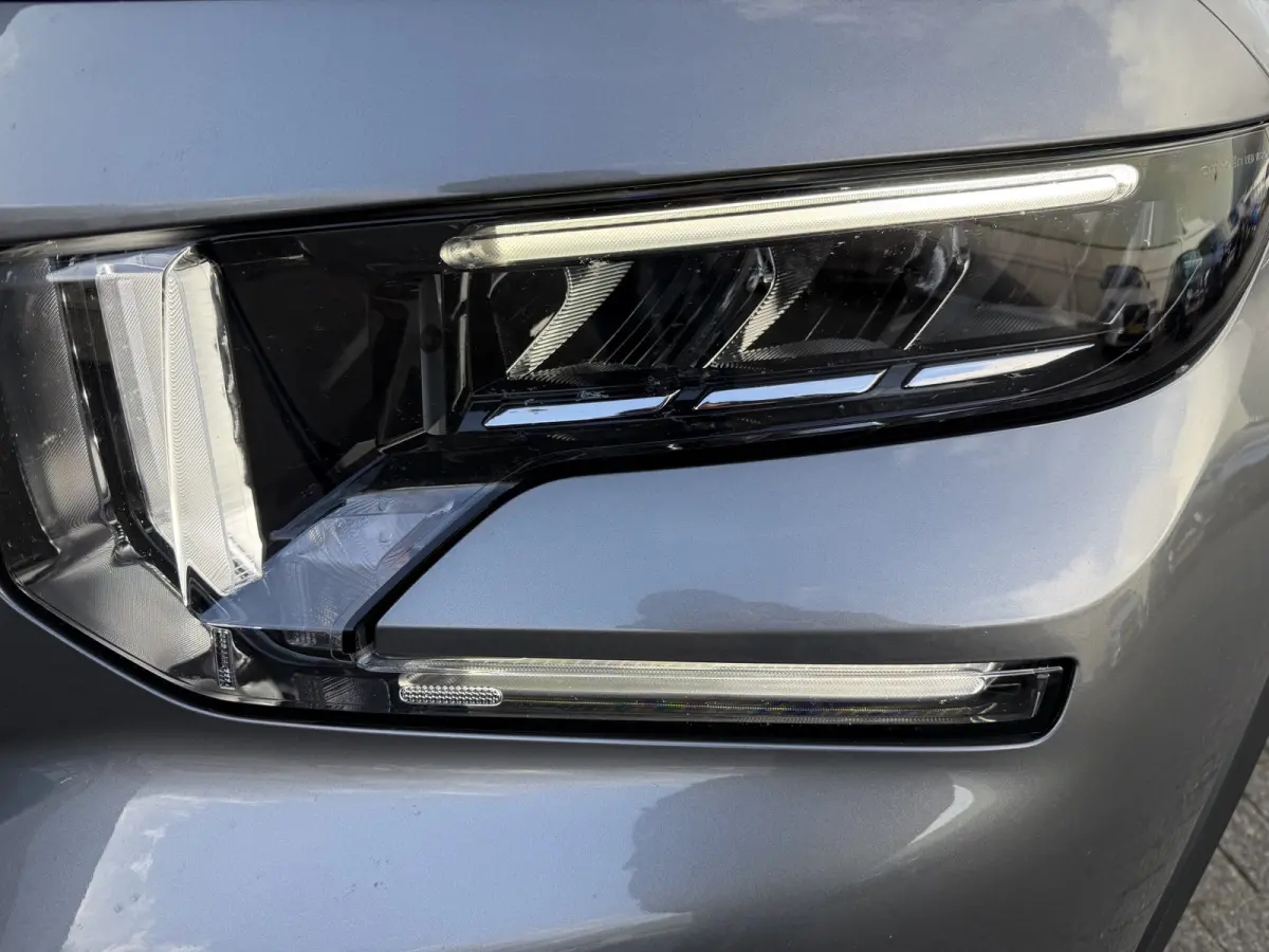 100pk Max (Camera - Navigatie - Automatische Airco - LED - 17"- Apple Carplay - Draadloos laden - Two Tone)