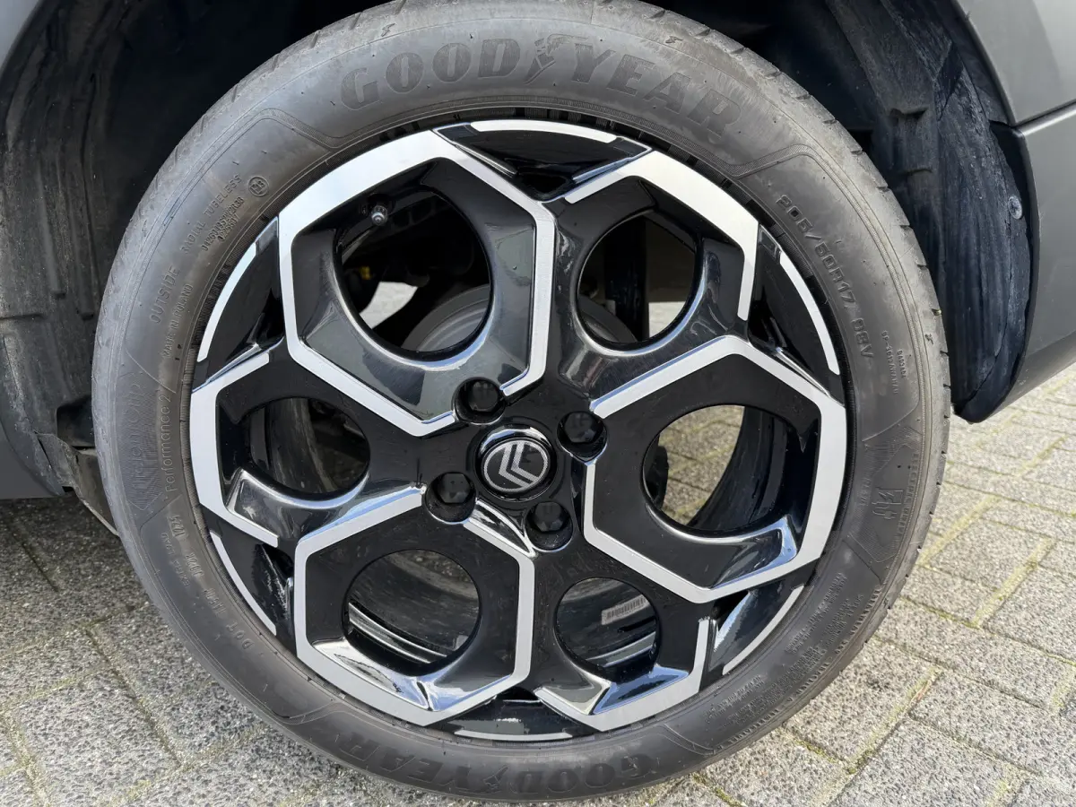 100pk Max (Camera - Navigatie - Automatische Airco - LED - 17"- Apple Carplay - Draadloos laden - Two Tone)
