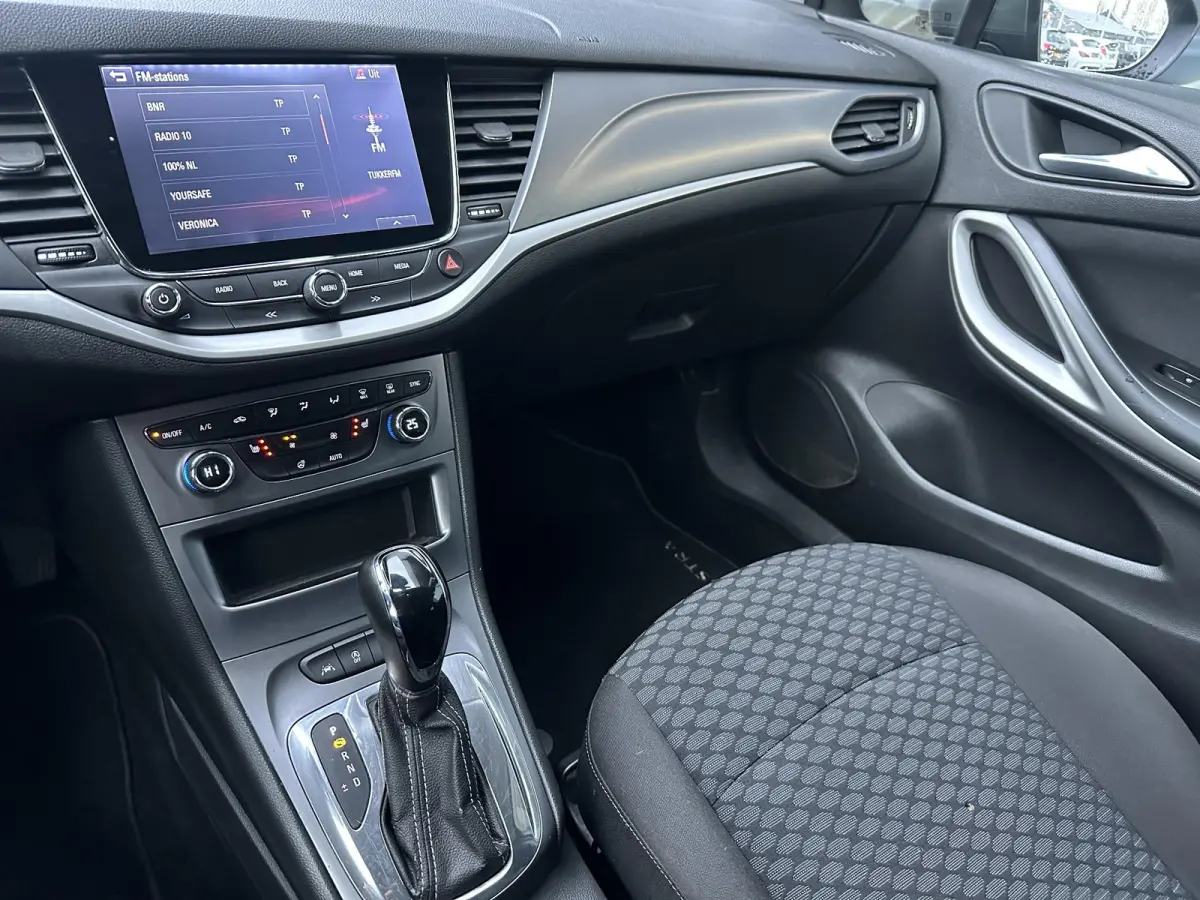1.4 Turbo 120 Jaar Edition 150PK | AUTOMAAT | ZEER NETTE STAAT | Trekhaak | Stoel en Stuur Verwarming | APK tot 29-04-2027 |