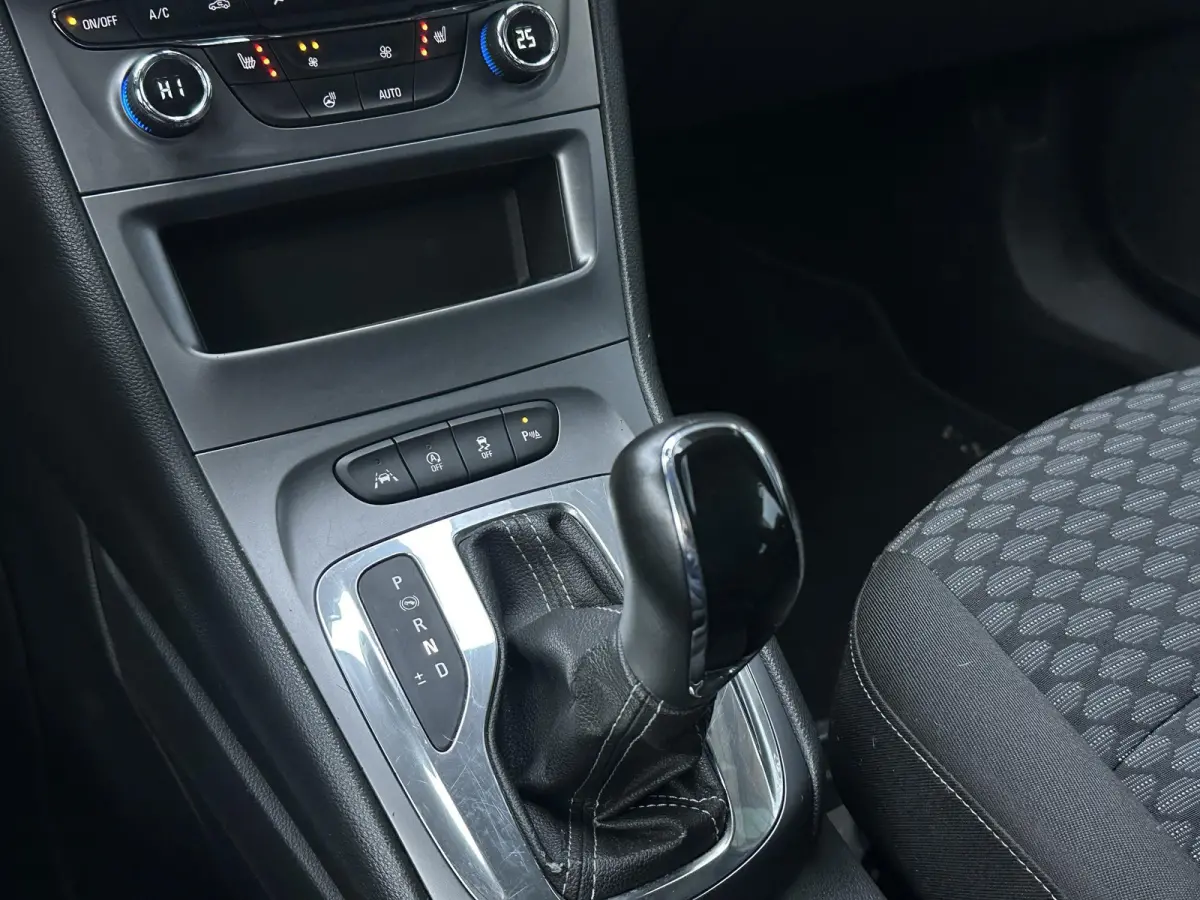 1.4 Turbo 120 Jaar Edition 150PK | AUTOMAAT | ZEER NETTE STAAT | Trekhaak | Stoel en Stuur Verwarming | APK tot 29-04-2027 |