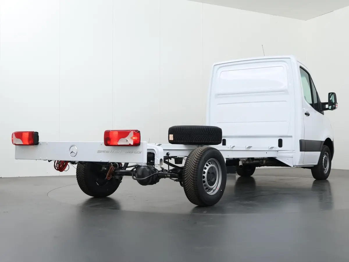 315 CDI | Aut. | Chassis | L3 | 3500 KG. AHW | Airco | Cruise Control | MBUX Navigatie | Apple Carplay/Android Auto | Lane-Assist | Vierseizoenenbanden | Comfort Bestuurdersstoel | 3500 KG. 