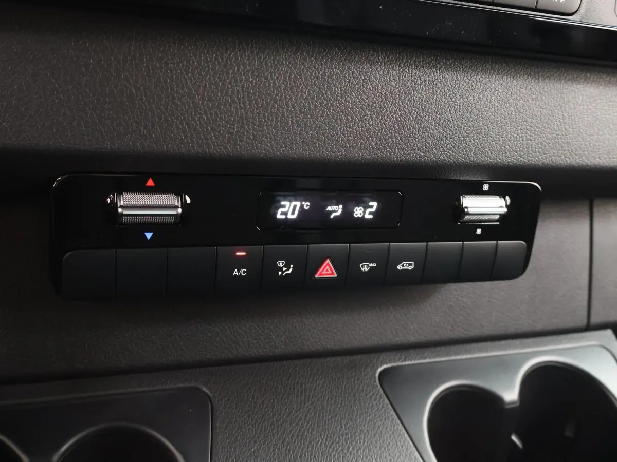 315 CDI | L2 H2 | RWD | Aut. | PRO | BPM VRIJ! | ACHTERUITRIJCAMERA | 3500 KG AHW | DODEHOEKASSISTENT | AIRCO | CRUISE | CARPLAY | ANDROID AUTO | METALLIC | 3-ZITS | MBUX SYSTEEM GROOT