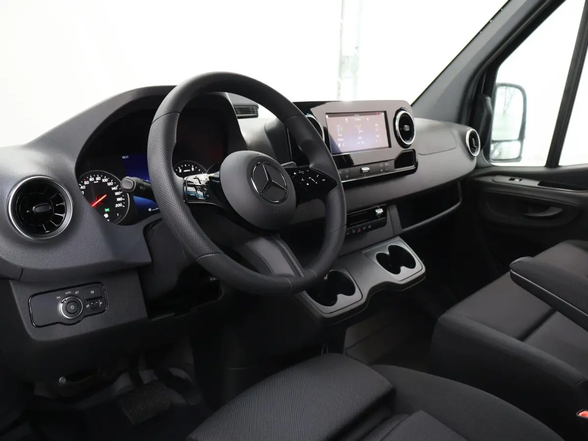 315 CDI | L2 H2 | RWD | Aut. | PRO | BPM VRIJ! | ACHTERUITRIJCAMERA | 3500 KG AHW | DODEHOEKASSISTENT | AIRCO | CRUISE | CARPLAY | ANDROID AUTO | METALLIC | 3-ZITS | MBUX SYSTEEM GROOT