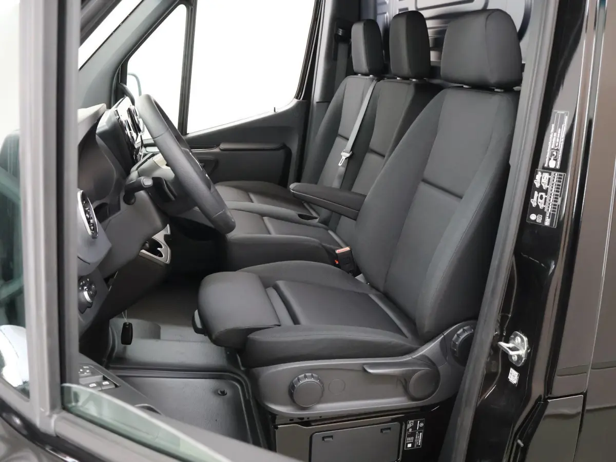 315 CDI | L2 H2 | RWD | Aut. | PRO | BPM VRIJ! | ACHTERUITRIJCAMERA | 3500 KG AHW | DODEHOEKASSISTENT | AIRCO | CRUISE | CARPLAY | ANDROID AUTO | METALLIC | 3-ZITS | MBUX SYSTEEM GROOT