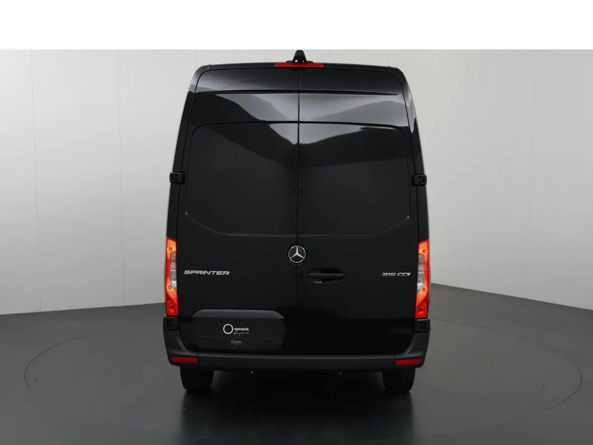 315 CDI | L2 H2 | RWD | Aut. | PRO | BPM VRIJ! | ACHTERUITRIJCAMERA | 3500 KG AHW | DODEHOEKASSISTENT | AIRCO | CRUISE | CARPLAY | ANDROID AUTO | METALLIC | 3-ZITS | MBUX SYSTEEM GROOT