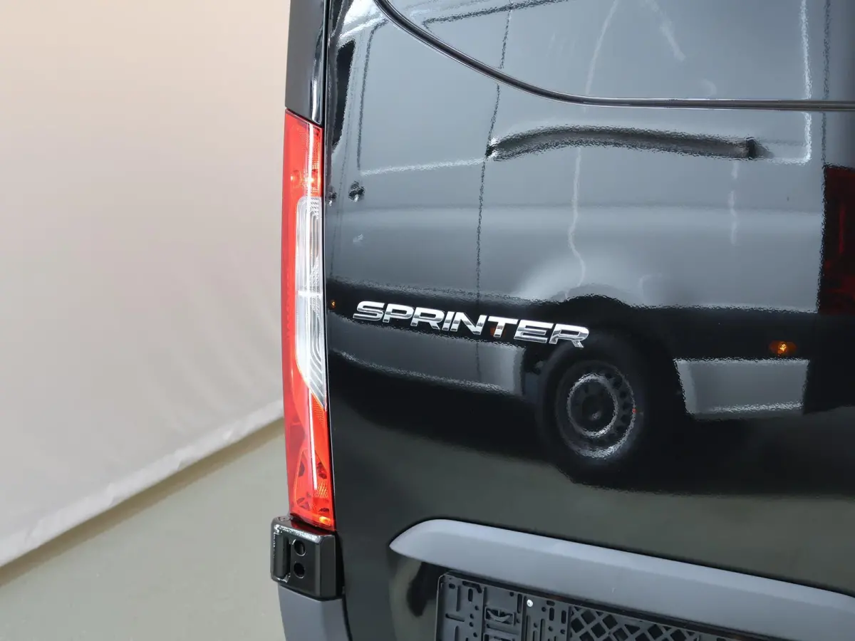 315 CDI | L2 H2 | RWD | Aut. | PRO | BPM VRIJ! | ACHTERUITRIJCAMERA | 3500 KG AHW | DODEHOEKASSISTENT | AIRCO | CRUISE | CARPLAY | ANDROID AUTO | METALLIC | 3-ZITS | MBUX SYSTEEM GROOT