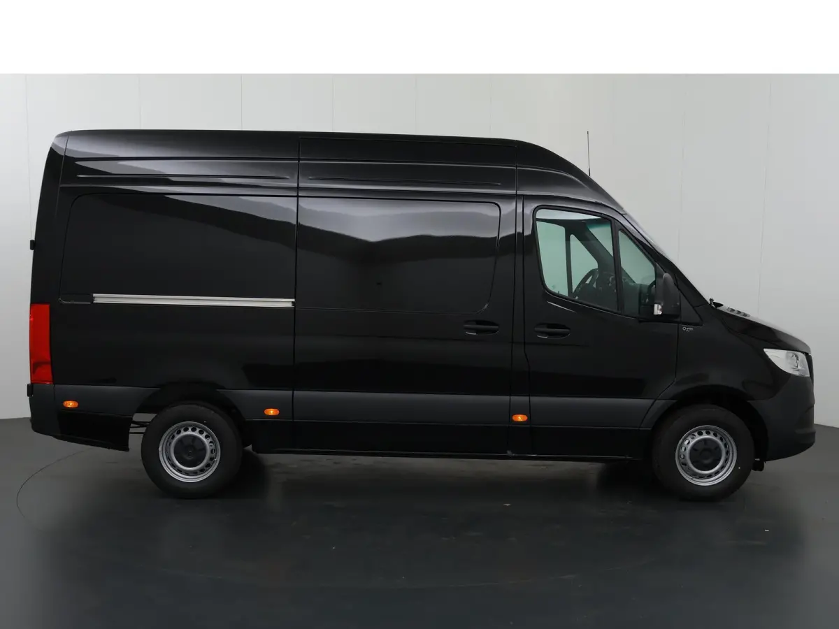 315 CDI | L2 H2 | RWD | Aut. | PRO | BPM VRIJ! | ACHTERUITRIJCAMERA | 3500 KG AHW | DODEHOEKASSISTENT | AIRCO | CRUISE | CARPLAY | ANDROID AUTO | METALLIC | 3-ZITS | MBUX SYSTEEM GROOT