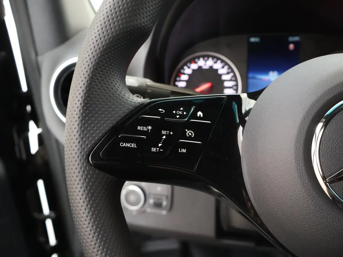 315 CDI | L2 H2 | RWD | Aut. | PRO | BPM VRIJ! | ACHTERUITRIJCAMERA | 3500 KG AHW | DODEHOEKASSISTENT | AIRCO | CRUISE | CARPLAY | ANDROID AUTO | METALLIC | 3-ZITS | MBUX SYSTEEM GROOT