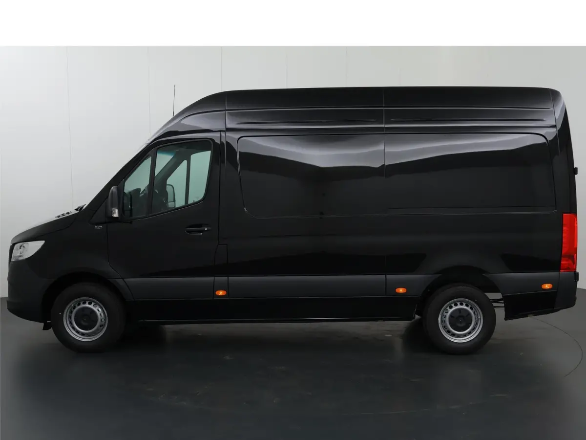 315 CDI | L2 H2 | RWD | Aut. | PRO | BPM VRIJ! | ACHTERUITRIJCAMERA | 3500 KG AHW | DODEHOEKASSISTENT | AIRCO | CRUISE | CARPLAY | ANDROID AUTO | METALLIC | 3-ZITS | MBUX SYSTEEM GROOT